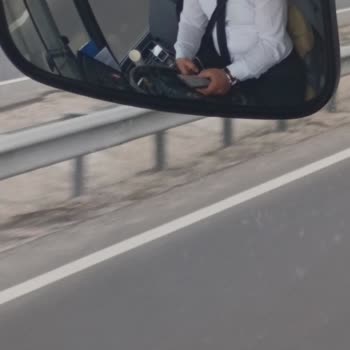 Otobüs Şoförünün Tehlikeli Telefon Kullanımı