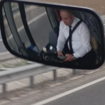 Otobüs Şoförünün Tehlikeli Telefon Kullanımı