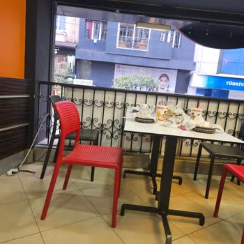 Carls Jr. Bahariye Şubesi: Yoğunluk Bahane, Temizlik Şahane!