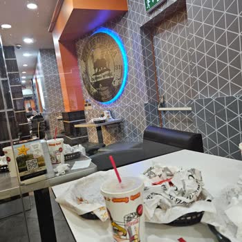 Carls Jr. Bahariye Şubesi: Yoğunluk Bahane, Temizlik Şahane!