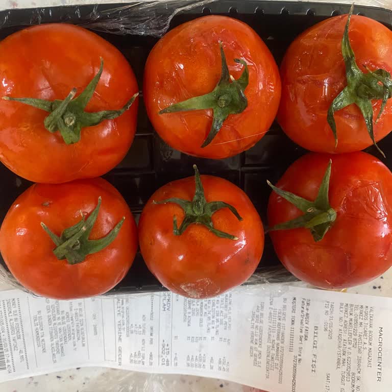 Çürük Domates Ve Son Kullanım Tarihi Geçmiş Tavuklar