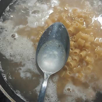 Makarnada Böcek Şoku: İnsan Sağlığı Tehlikede