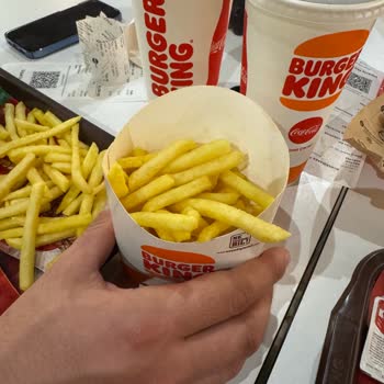 Burger King'de Hayal Kırıklığı: Soğuk Patatesler Ve Kötü Hizmet!