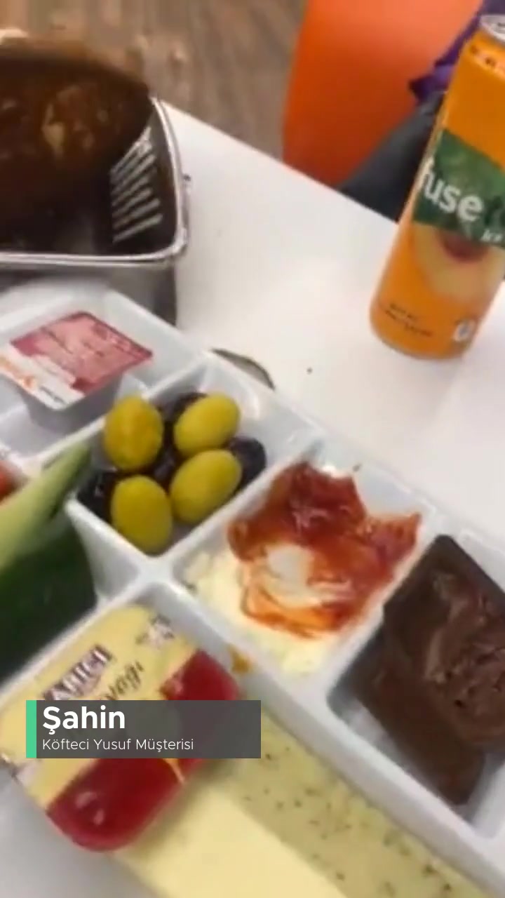 Köfteci Yusuf Yanmış Ekmeği Zorla Yedirmek videonun kapak resmi