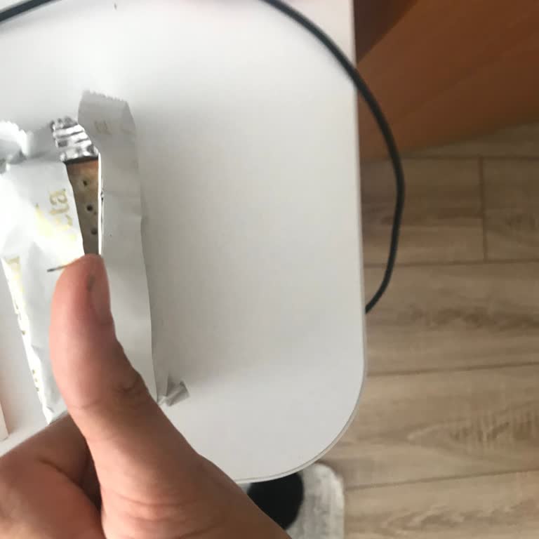 Krakerden Çıkan Garip Cisimle Şaşkınlık