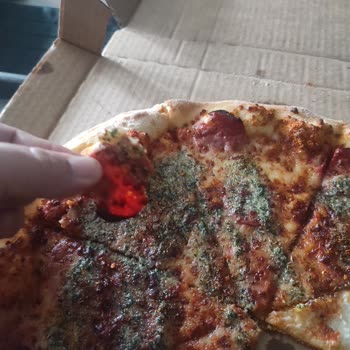 Domino's Pizza Bol Sucuksever Pizza'da Sucuk Kıtlığı!