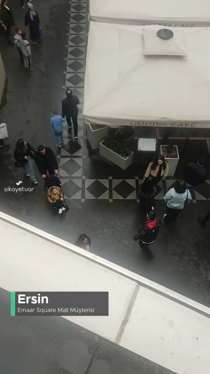 Emaar Square Mall Açık Alanda Sigara İçme videonun kapak resmi