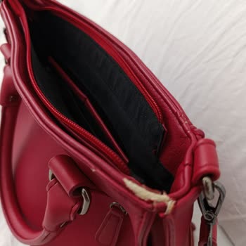 Kırmızı Deri Çantamın Kendiliğinden Parçalanması