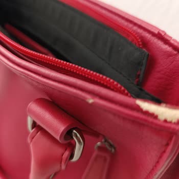 Kırmızı Deri Çantamın Kendiliğinden Parçalanması