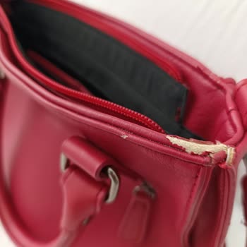 Kırmızı Deri Çantamın Kendiliğinden Parçalanması