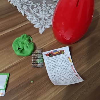 Rapoli Oyuncak Oyun Hamurunda Parça Parça Cam Benzeri Materyallerle Karşılaştık