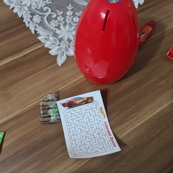 Rapoli Oyuncak Oyun Hamurunda Parça Parça Cam Benzeri Materyallerle Karşılaştık