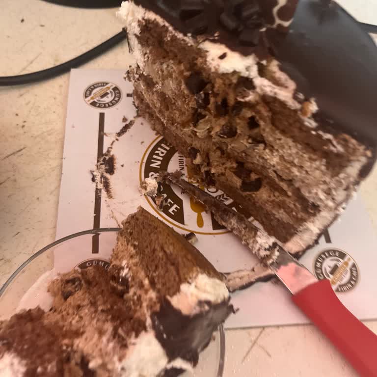 Bozuk Pasta Ve Yetersiz Telafi: Yemeksepeti'nde Hayal Kırıklığı