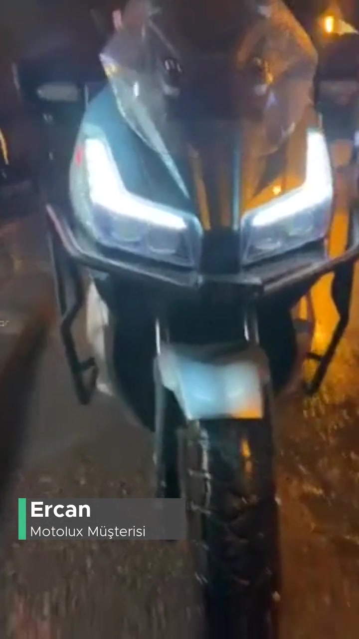 Motolux Far Kesiyor Yağmurda videonun kapak resmi