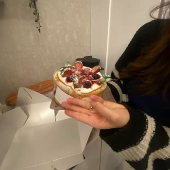 Doğum Günü Kutlamasında Hayal Kırıklığı: Liva Shop'un Bayat Ve Küçük Pastası