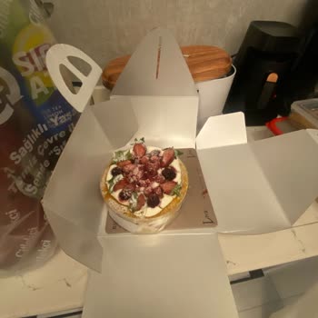 Doğum Günü Kutlamasında Hayal Kırıklığı: Liva Shop'un Bayat Ve Küçük Pastası