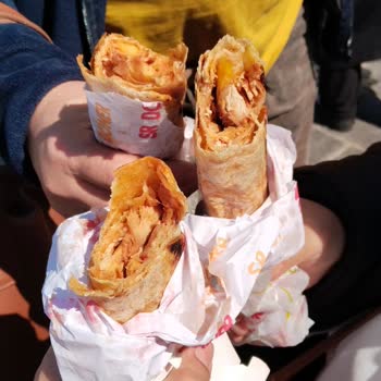 Sr Döner Eminönü Şubesinde Hayal Kırıklığı: Et Döner Beklerken Tavuk Döner Yedik!