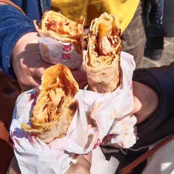 Sr Döner Eminönü Şubesinde Hayal Kırıklığı: Et Döner Beklerken Tavuk Döner Yedik!
