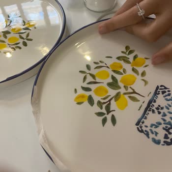 Kırık Yemek Takımları Ve Yetersiz Hizmet