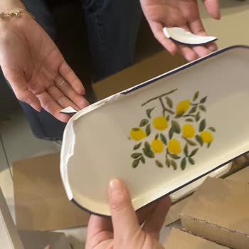 Kırık Yemek Takımları Ve Yetersiz Hizmet