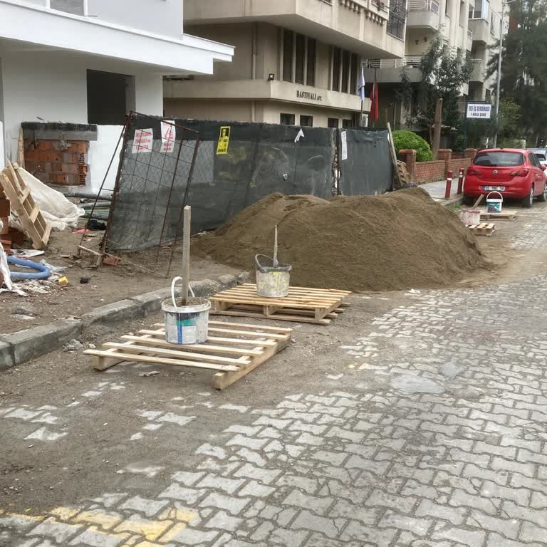 Kaldırım İşgali Yaya Güvenliğini Tehdit Ediyor