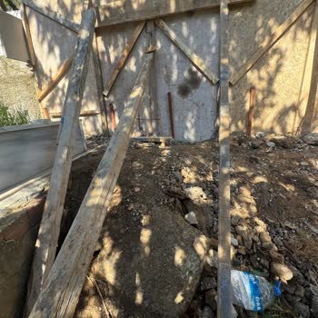 İstanbul Büyükşehir Belediyesi Mezarlığımıza Dökülen Molozlar Ve İlgisizlik!