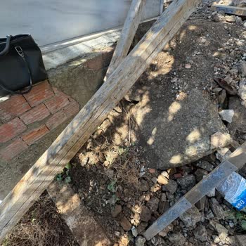 İstanbul Büyükşehir Belediyesi Mezarlığımıza Dökülen Molozlar Ve İlgisizlik!