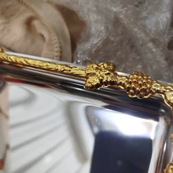 Çizik Gelen Tepsiler Ve İlgisiz Müşteri Hizmetleri