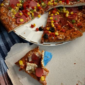 Dondurulmuş Pizzadan Eldiven Çıktı: Sağlığımız Tehlikede!