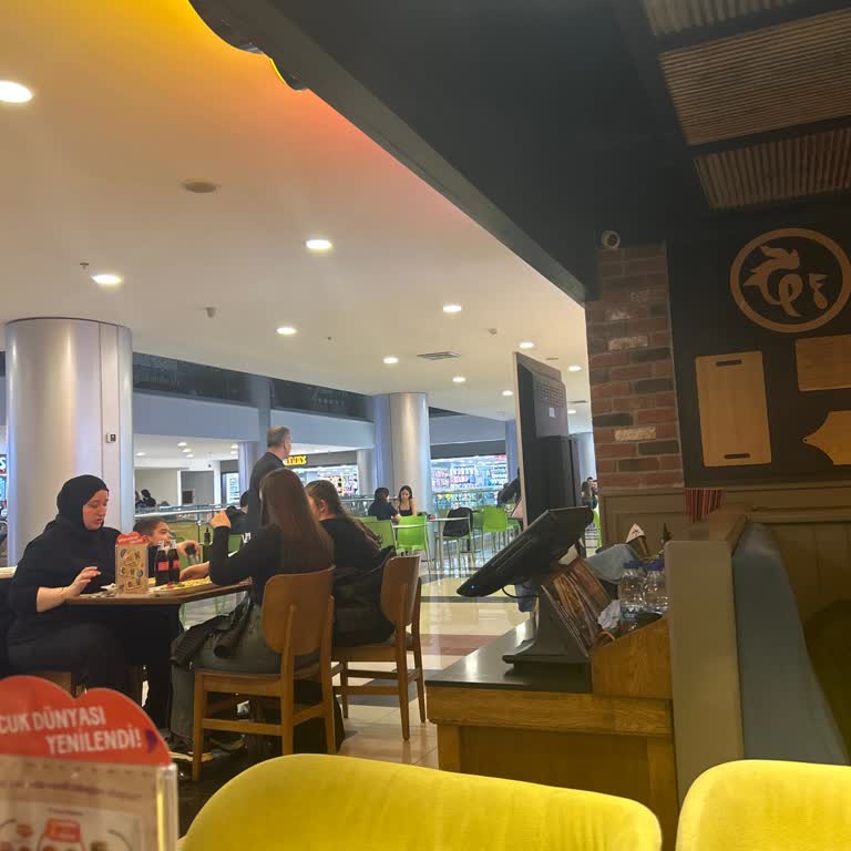 İzmit Tavuk Dünyası'nda Yavaş Ve İlgisiz Servis