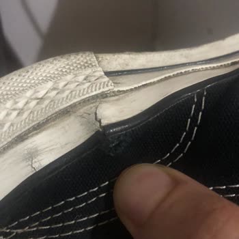 Converse Ayakkabılarında Beklenmedik Yırtık Ve Yetersiz Müşteri Hizmetleri