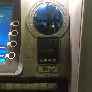 Yapı Kredi Bankası ATM'de Şüpheli Parça Ve Kart Kopyalama Endişesi
