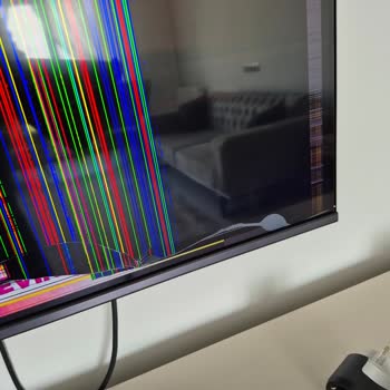 TCL Televizyon Ekranında Beklenmedik Çizikler Ve Servis Sorunu