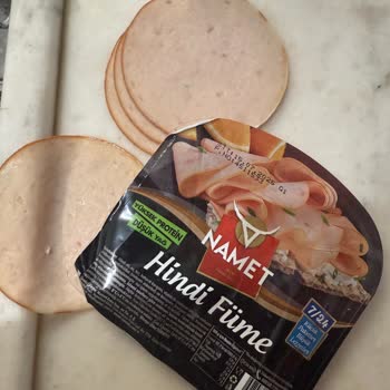 Hindi Füme Paketinde Mavi Plastik Parçalar: Namet Firmasına Güven Sarsılıyor