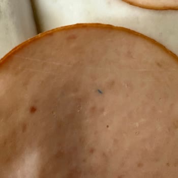 Hindi Füme Paketinde Mavi Plastik Parçalar: Namet Firmasına Güven Sarsılıyor