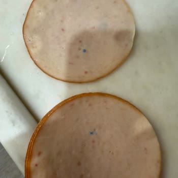 Hindi Füme Paketinde Mavi Plastik Parçalar: Namet Firmasına Güven Sarsılıyor