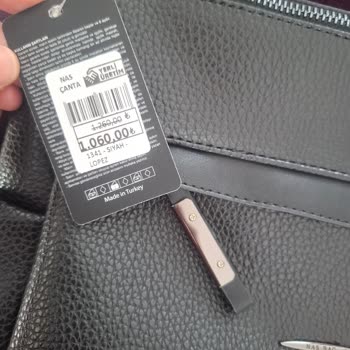 Farklı Görüntüde Çanta Ve Yanıltıcı Fiyat Etiketi