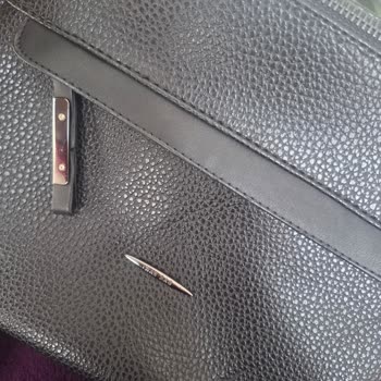 Farklı Görüntüde Çanta Ve Yanıltıcı Fiyat Etiketi