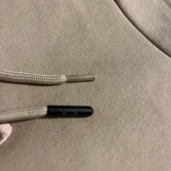 Oakley Hoodie'de Kalite Kontrol Eksikliği