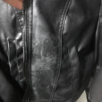 Bershka Ceketinde Kalıcı Parfüm Lekesi Ve Soyulma Sorunu