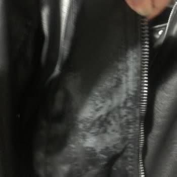 Bershka Ceketinde Kalıcı Parfüm Lekesi Ve Soyulma Sorunu