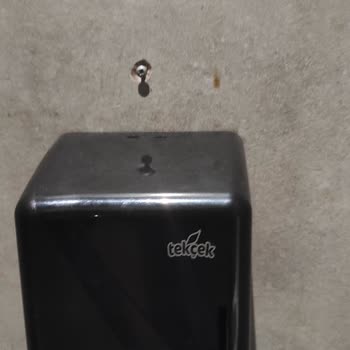 Lüks Mekanda Hijyen Sorunu: Tuvaletler Kıraathane Gibi!