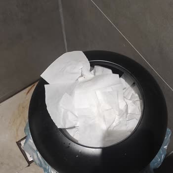 Lüks Mekanda Hijyen Sorunu: Tuvaletler Kıraathane Gibi!