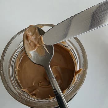 Badem Ezmesinde Plastik Parça: Güvenilirlik Sorgulanıyor