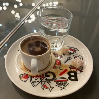Yemekte Kıl Ve İlgisiz Hizmet