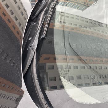 BMW Aracımın Ön Cam Fitili Çatladı, Su Sızdırıyor