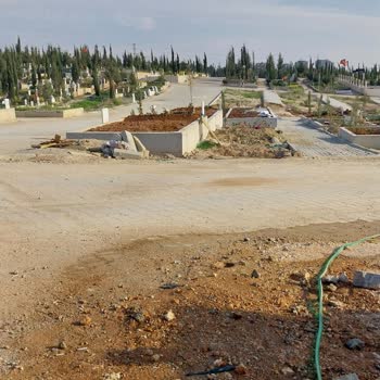 Adana Büyükşehir Belediyesi Mezarlıkta İhmalkarlık: Hayati Tehlike Ve Yaralanma Riski