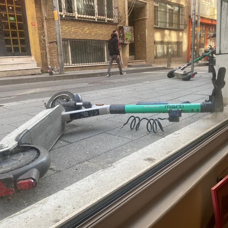 Scooterların Gelişigüzel Bırakılması Ve Gürültü Kirliliği