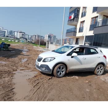 Belediye Kazısı Sonrası Çamur Sorunu Çözülmüyor