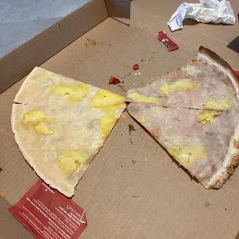 Cheddar Eksikliği İle Hayal Kırıklığına Uğratan Pizza Deneyimi